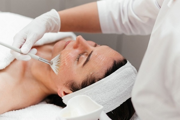 Hydrafacial vs Chemical Peel: Which Treatment Is Right for Winter Skin?